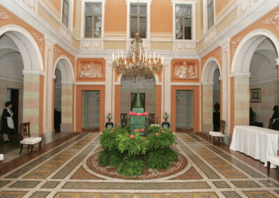 An aristocratic afternoon in a castle in Turin between the noble tea ritual and the refined “bandera” embroidery